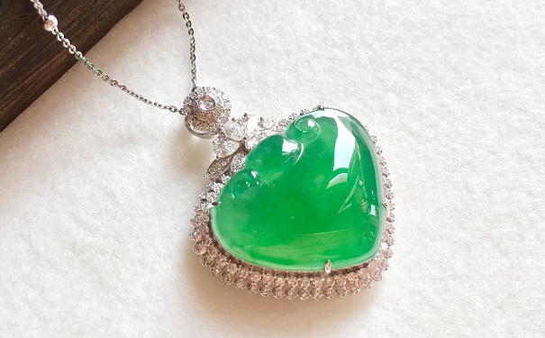 翡翠镶嵌为什么要封底