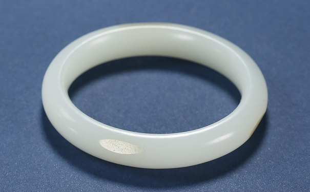 25以下年轻女性适合什么样的玉手镯？