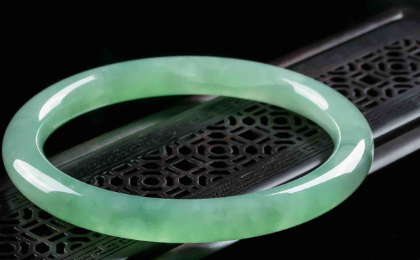 25以下年轻女性适合什么样的玉手镯