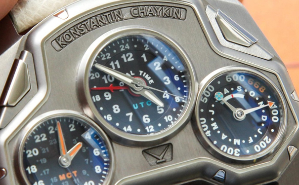 钛金属表壳尺寸达到惊人的51.2 X 32.6mm