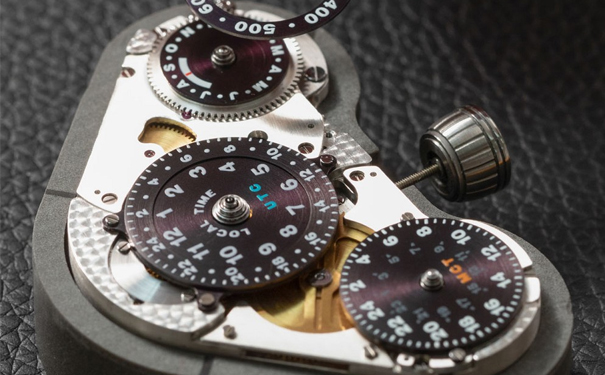 左侧的副表盘显示火星时（MTC）