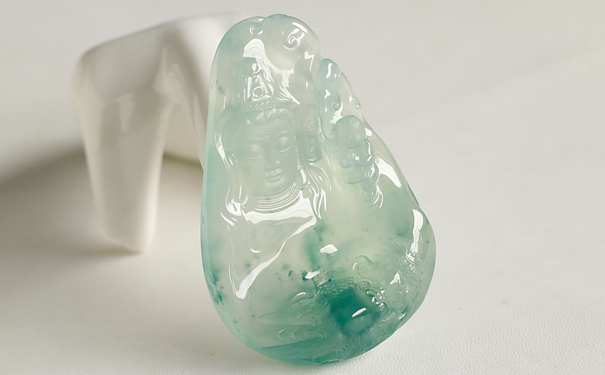 冰种翡翠观音吊坠五千买得到吗? 冰种翡翠观音吊坠五千买得到吗?