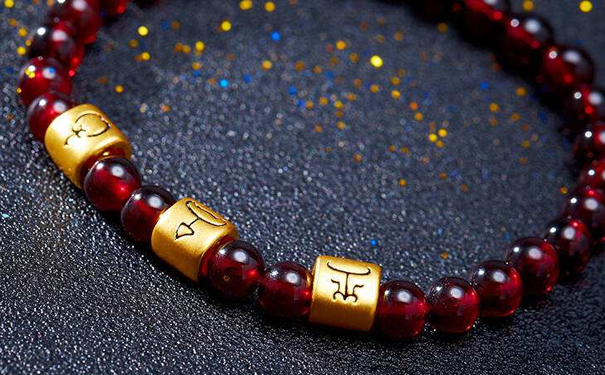 年轻人佩戴黄金转运珠手链几颗珠子好些