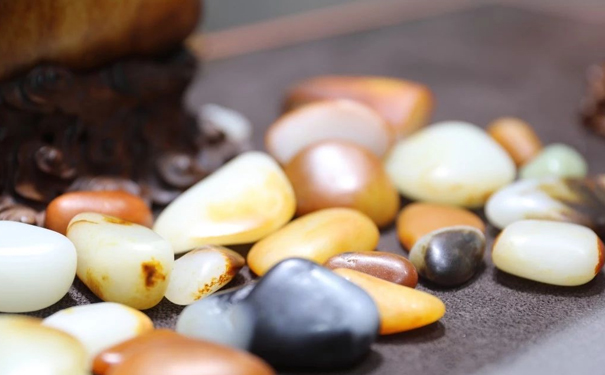 残缺的和田玉籽料有价值吗? 残缺的和田玉籽料有价值吗?