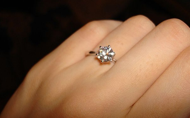 现在买一枚50分钻石d色的钻戒多少钱