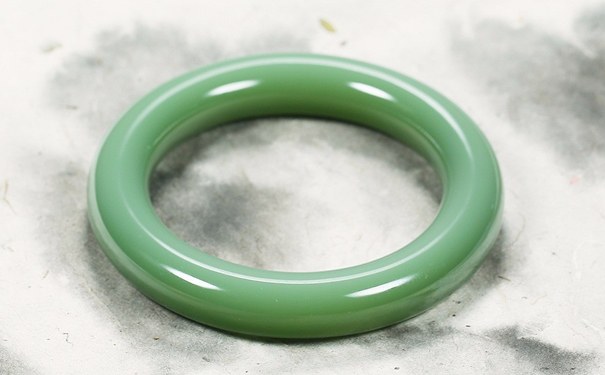 和田玉手镯戴那只手比较合适？