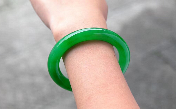 和田玉手镯戴那只手