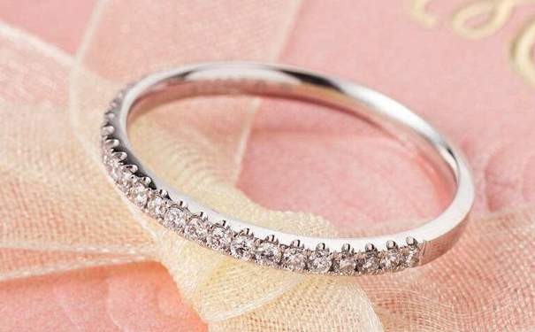 排钻戒指只适合镶嵌小克拉钻石吗