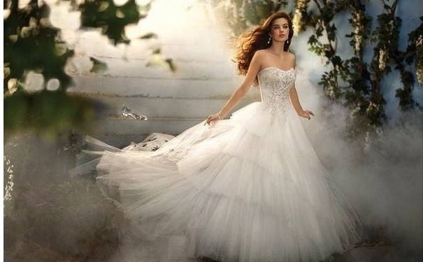 结婚的婚纱选择什么样子的比较好？