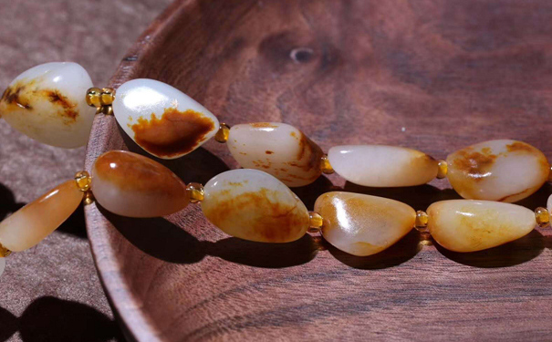 和田玉籽料项链贵不贵