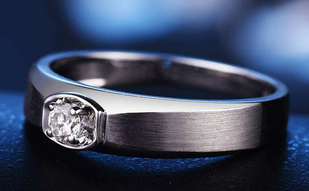 男款钻戒戴的人多吗，戴着会不会很怪