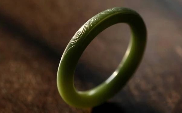 如何挑选属于自己的和田玉手镯