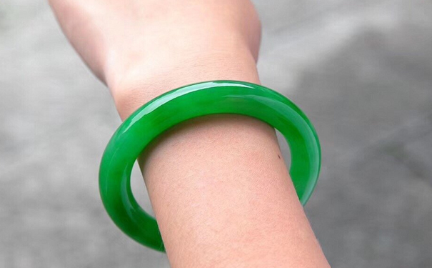 拿手镯最安全的方式