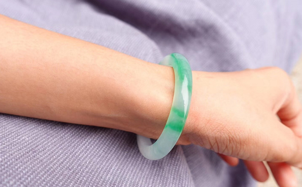 翡翠越戴越透，越绿