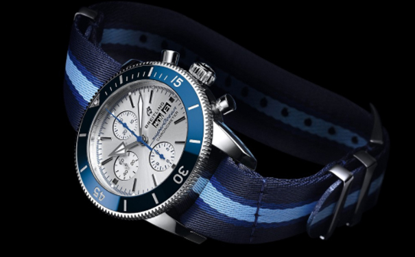 搭载 Breitling Caliber 13 自动上链机芯