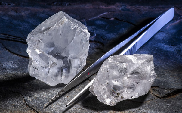 图：424.89ct和209.2ct钻石原石