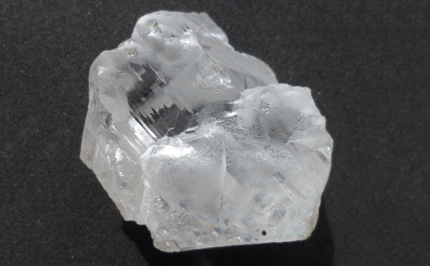 图：424.89ct钻石原石，开采自南非 Cullinan 矿区