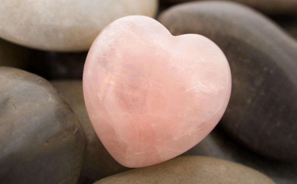 粉色宝石只适合年轻人戴吗，中老年人可以戴吗