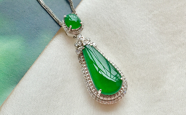 翡翠镶嵌为什么爱用18K金而不是24K