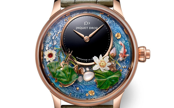 表盘的3朵珍珠母贝莲花和1支金雕莲蓬象征一年四季