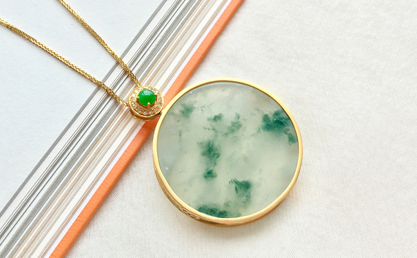 镶嵌的翡翠吊坠一万元贵不贵？