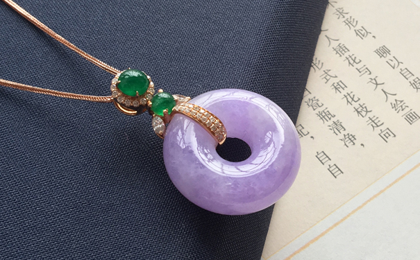 镶嵌的翡翠吊坠一万元
