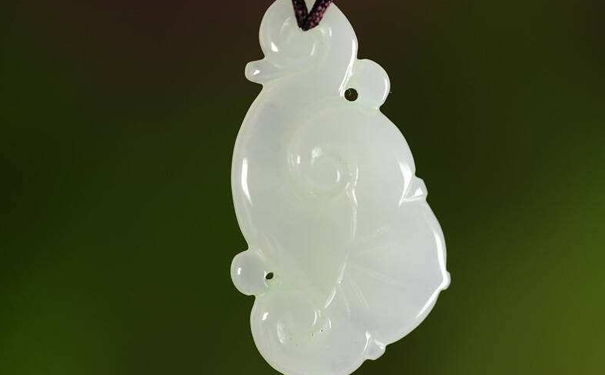 女士佩戴玉如意吊坠好不好，该不该戴