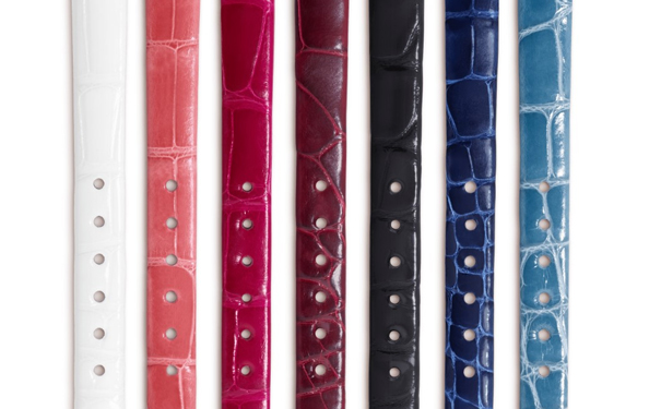 搭载石英机芯，驱动2枚太子妃指针的运作，表冠则隐藏于表背，让表壳保留完整的「四叶草」轮廓。