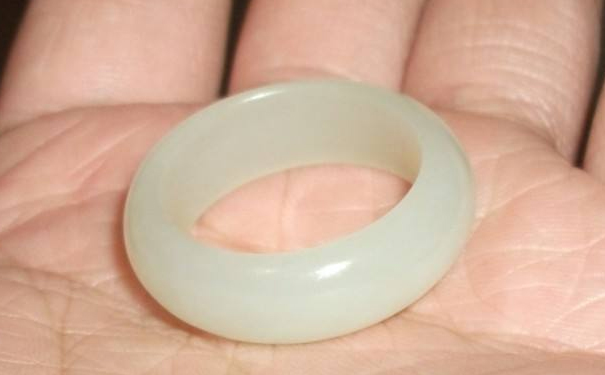 和田玉盘玩的正确方法，这样和田玉才会越来越润