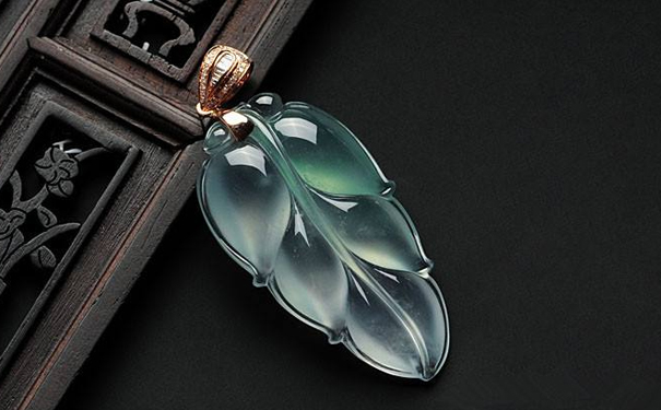 选购翡翠时，应该怎么看色