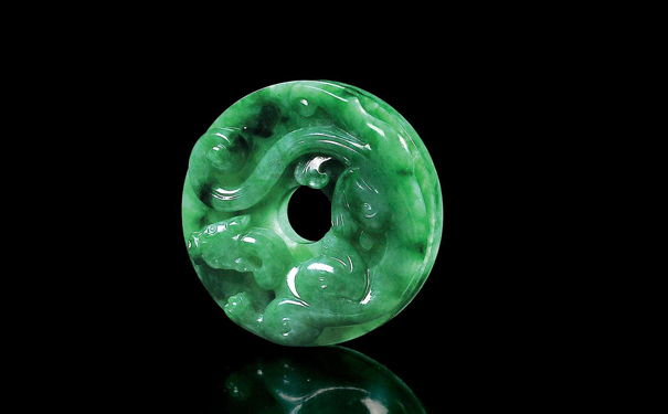 选购翡翠时，应该怎么看色