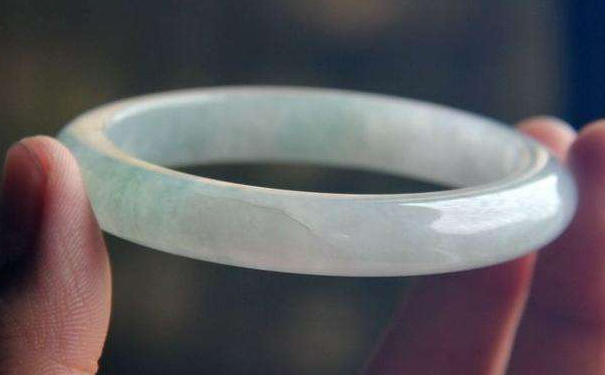 翡翠手镯上有裂纹还可以买吗