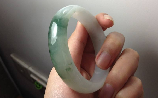 翡翠裂纹是什么原因引起的，有了裂纹该怎么办