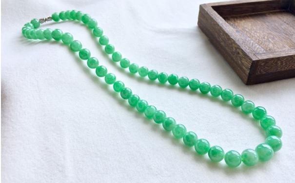 翡翠手串是不是都很贵