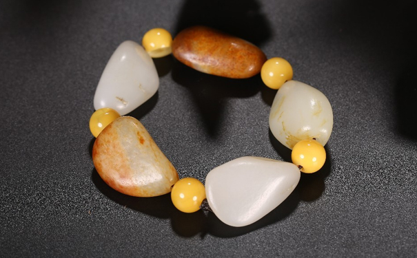 和田玉籽料手串贵不贵