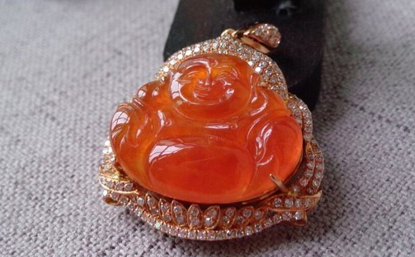 有翡翠裂纹的翡翠吊坠还可以买吗，买要多少钱