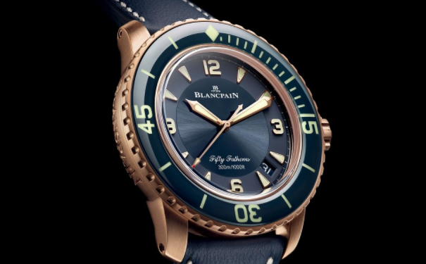 45mm 玫瑰金表壳经缎面拉丝处理