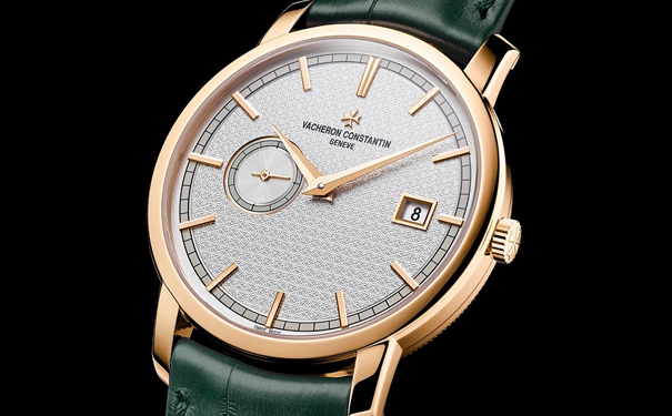 搭载 Caliber 2455 自动上链机芯，摆频28800vph，动力储备40小时。