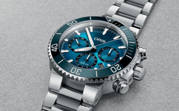 精钢表壳直径45.5mm，单向旋转表圈镶嵌陶瓷刻度圈