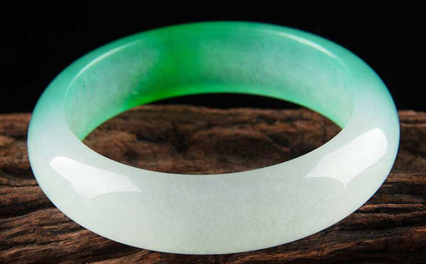 玉手镯一万元算不算高档的