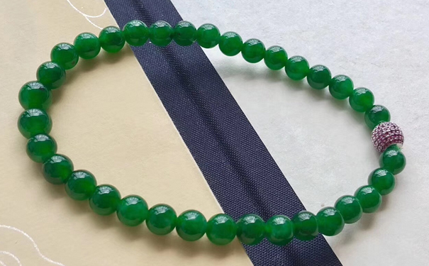 小小的翡翠珠子