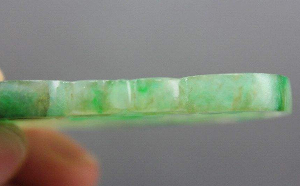 翡翠有翡翠石纹还能不能买，影不影响价值