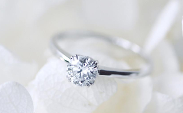 钻石首饰的价格高吗，买要多少钱