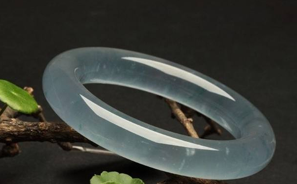 家里传下来的翡翠手镯值多少钱呢 家里传下来的翡翠手镯值多少钱呢