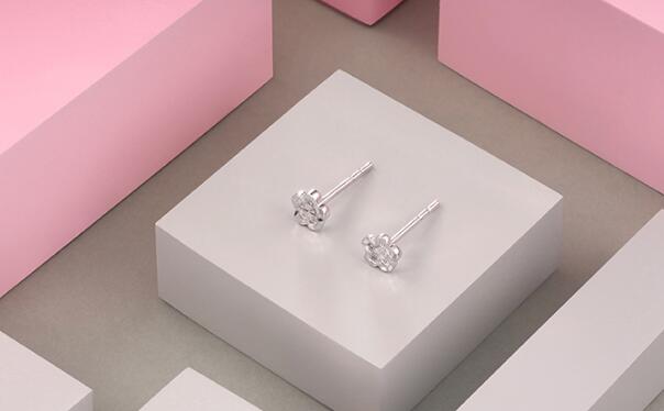 德西尔纯银耳钉